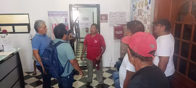 Hombres de mar acudieron al Instituto de Pesca para exigir respuesta.