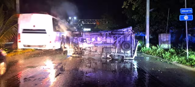 Conductor de una Van de turismo vuelca su unidad antes de salir de Cancún