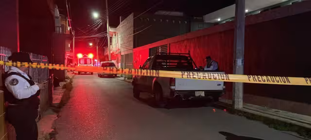 Un hombre y una mujer llegaron a una cuartería en el barrio de San Francisco y dispararon cuatro veces.