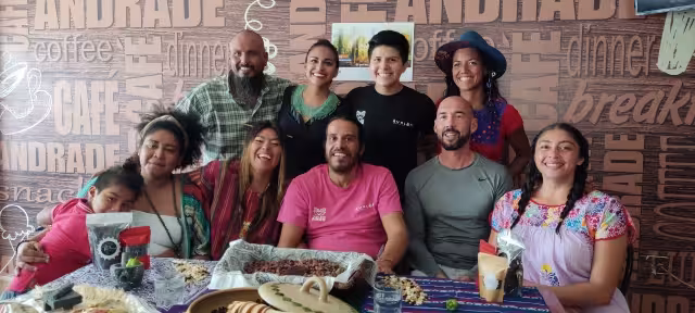 Artistas, músicos, artesanos, cocineros, etc, dieron una conferencia de prensa para presentar el evento. Foto: Yolanda Aldana