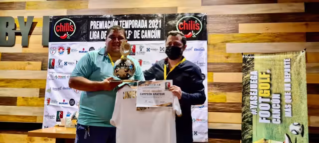 El exfutbolista 'Topo' Moguel recibió el trofeo como campeón de la Liga de Footgolf 2021 realizada en Cancún