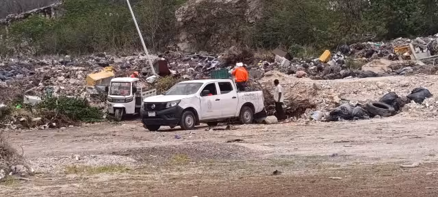 Cementerio Siglo XXI enfrenta severo problema de basura y malos olores.