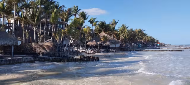 La queja de visitantes extranjeros por falta de acceso a las playas pone a Holbox en la mira internacional