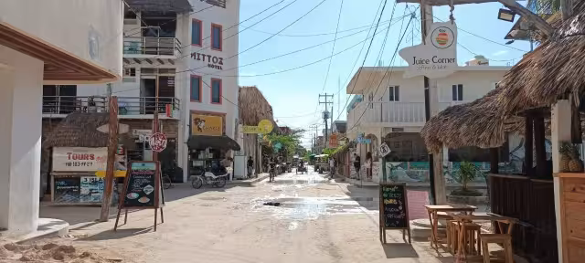 La asociación tiene más de 30 hoteles afiliados, con diferentes números de habitaciones en la comunidad o la zona de playas