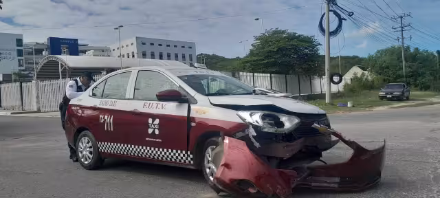 La distracción del taxista provocó que resultara lesionado