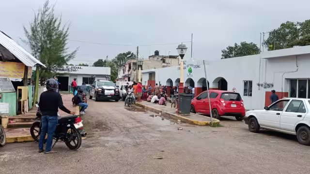 En algunas zonas del municipio de Lázaro Cárdenas se observó aglomeración de personas, algunas, sin cubrebocas