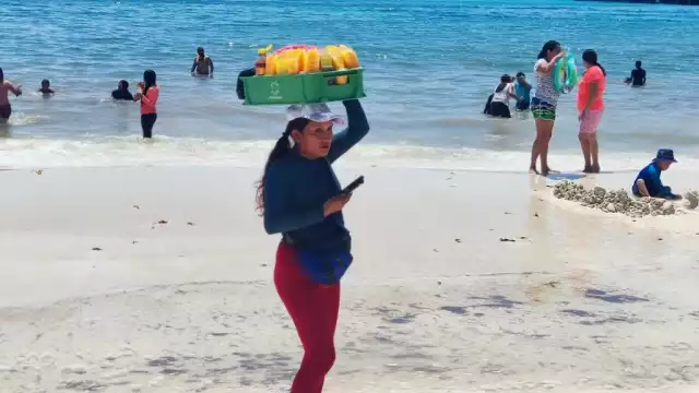 Aunque hay una menor cantidad de ambulantes, la gente les compra por la facilidad de no tener que abandonar sus cosas