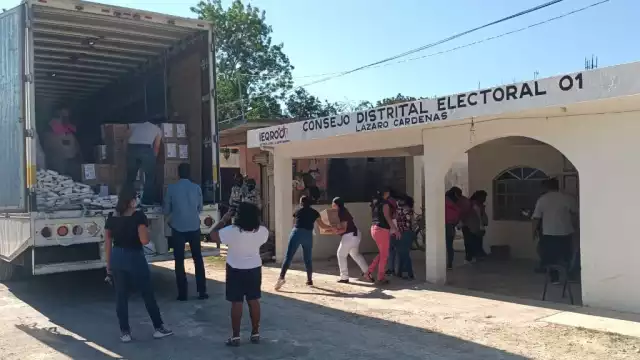 El personal del Ieqroo entregó las papeletas electorales al Consejo Distrital I en Kantunilkín, Quintana Roo