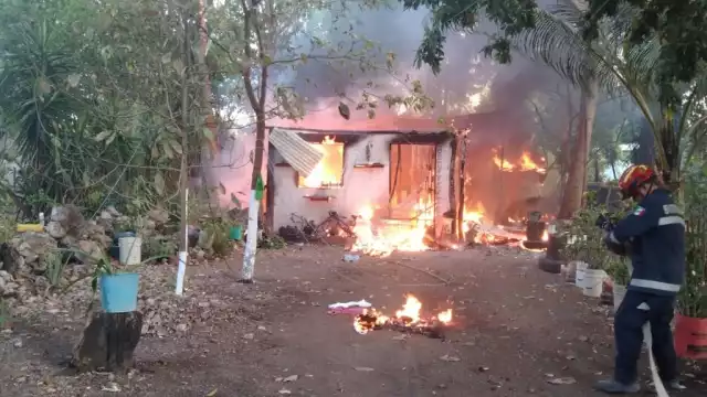 La casa quedó en pérdida total tras incendiarse en Tizimín