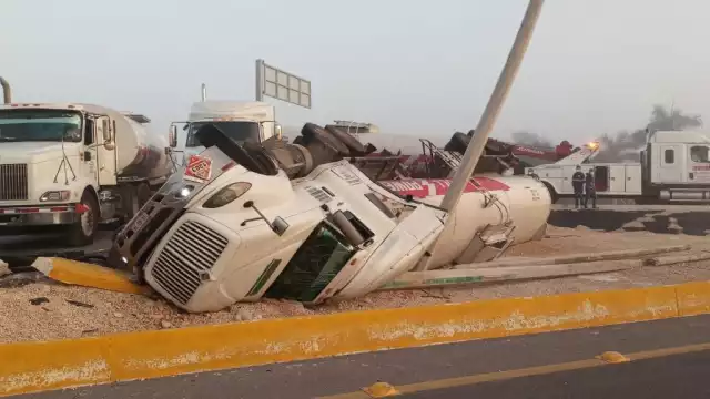La unidad terminó impactando contra un poste de la CFE