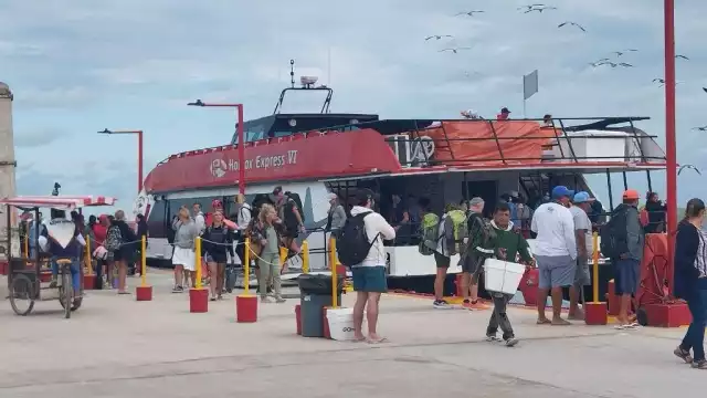 La demanda de transporte marítimo se dispara, y la isla se prepara para una disminución del 40% en la actividad turística

