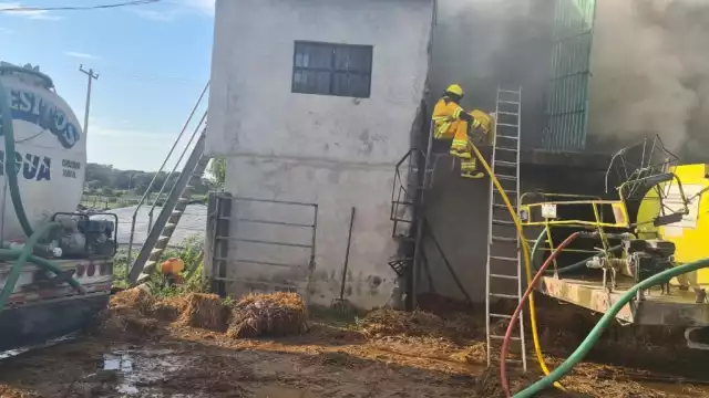 Las llamaradas consumieron todo lo que había al interior de la bodega