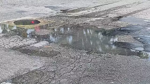 Las personas tienen que pasar por las calles con los desperdicios