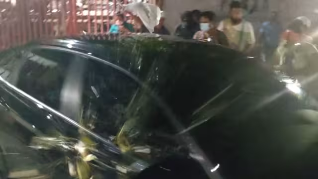 El vehículo de Mara Lezama  vehículo a su salida avanzó a una velocidad moderada para evadir a los manifestantes