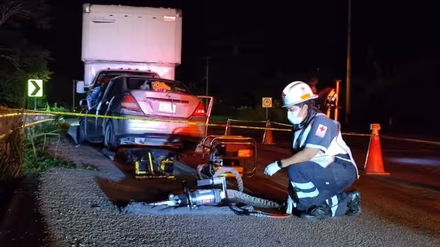 El conductor del vehículo compacto dormitó e invadió el carril del camión en plena curva