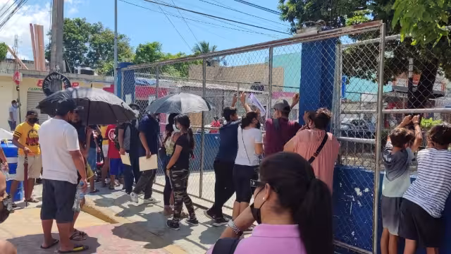 Los padres de familia acompañaron a los menores de 12 a 14 años para ser vacunados contra el COVID-19 en Playa del Carmen