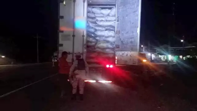 El cargamento de carbón vegetal fue asegurado por la Guardia Nacional en Escárcega