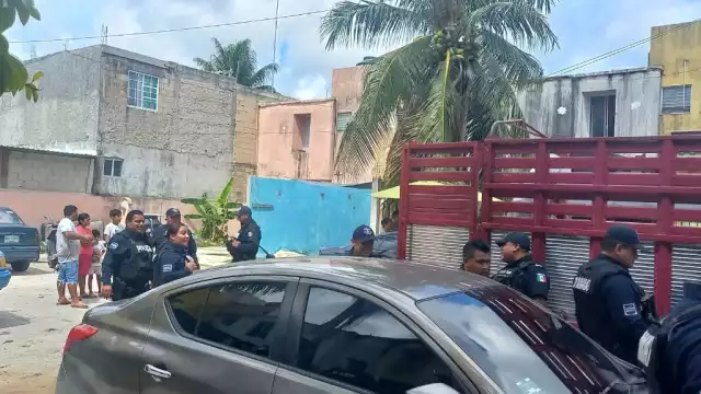 Policías de Playa del Carmen vigilaron que el desalojo en el fraccionamiento La Guadalupana se realizara sin mayores inconvenientes