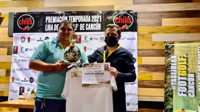 El exfutbolista 'Topo' Moguel recibió el trofeo como campeón de la Liga de Footgolf 2021 realizada en Cancún