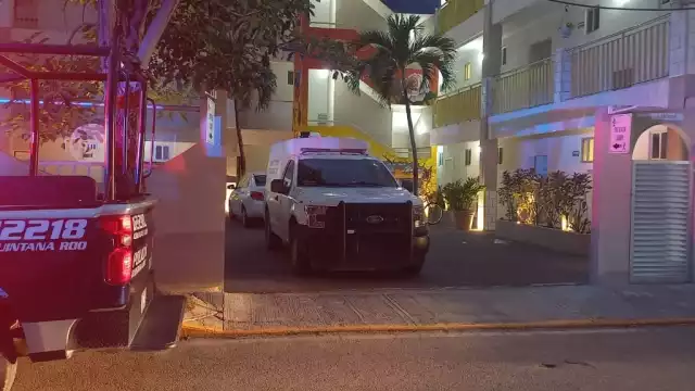 Elementods policiales y la Semefo acudieron al lugar para levantar el cuerpo. Foto: Por Esto!