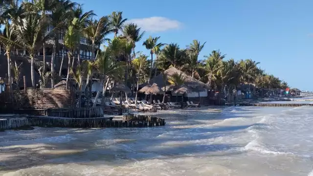 La queja de visitantes extranjeros por falta de acceso a las playas pone a Holbox en la mira internacional