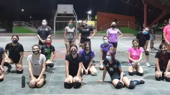 El Club Albatros de voleibol ya se encuentra trabajando con el 80% de su plantel en categorías juveniles y superiores. Foto: Ángel Ramón El Club Albatros de voleibol ya se encuentra trabajando con el 80% de su plantel en categorías juveniles y superiores. Foto: Ángel Ramón