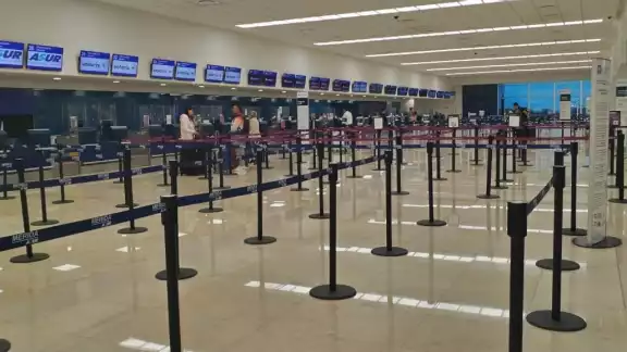 El Aeropuerto de Mérida inició operaciones con poca afluencia de personas El Aeropuerto de Mérida inició operaciones con poca afluencia de personas