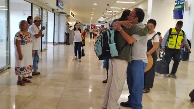 Con lágrimas en los ojos, la joven de 15 años regresó a Estados Unidos