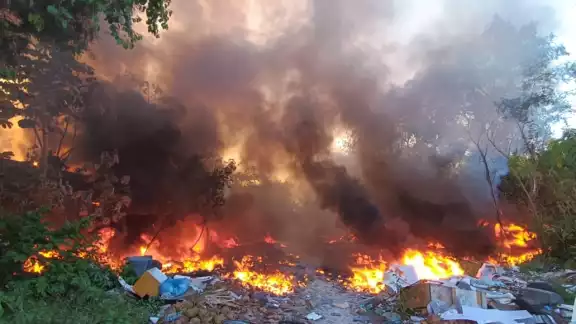 Basura de todo tipo, fue calcinada está tarde en un predio utilizado como basurero clandestino ubicado en la Región 209 Basura de todo tipo, fue calcinada está tarde en un predio utilizado como basurero clandestino ubicado en la Región 209
