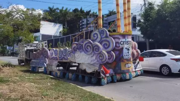 El carro alegórico de una refresquera causó un accidente en una avenida de Ciudad del Carmen
El carro alegórico de una refresquera causó un accidente en una avenida de Ciudad del Carmen