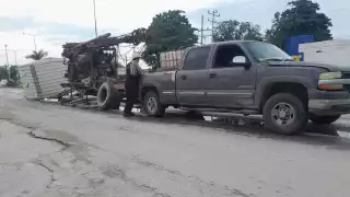 Camioneta de menonitas sufre falla mecánica y pierde una llanta en Escárcega