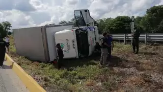 Vuelca camión en la carretera Mérida-Campeche