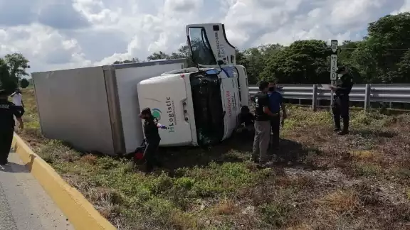 Ni el chófer, ni su acompañante resultaron con lesiones graves. Foto: Cuautémoc Moreno Ni el chófer, ni su acompañante resultaron con lesiones graves. Foto: Cuautémoc Moreno