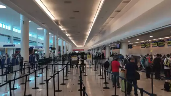 Las pantallas informativas del aeropuerto de Cancún no manifiestan la existencia de algún vuelo cancelado
