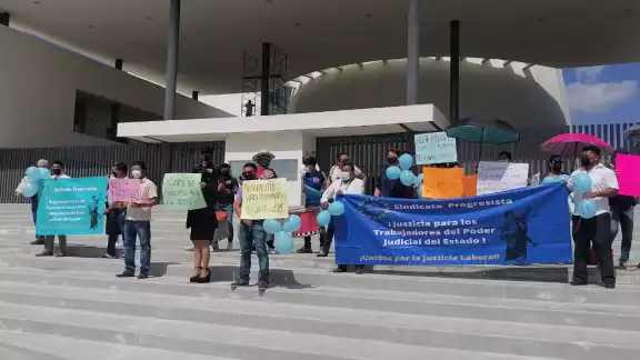 Sindicalizados aseguran que piensan demandar al Congreso de Yucatán Sindicalizados aseguran que piensan demandar al Congreso de Yucatán