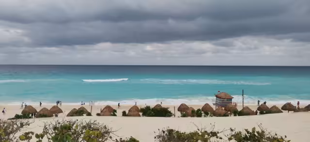 La zona de baja presión cruzará la Península de Yucatán para llegar a las costas del Golfo de México este fin de semana