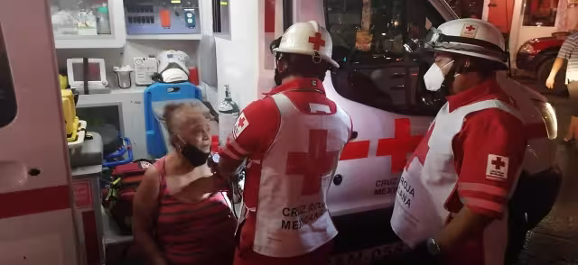 Los paramédicos evaluaron a los afectados por el accidente Foto: Emmanuel Sansores