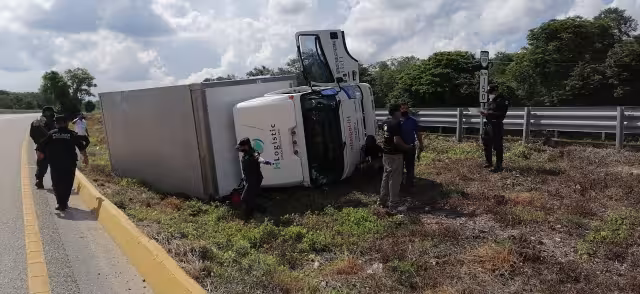 Ni el chófer, ni su acompañante resultaron con lesiones graves. Foto: Cuautémoc Moreno