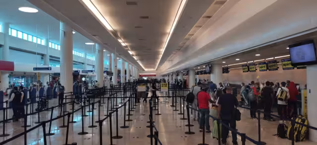 Las pantallas informativas del aeropuerto de Cancún no manifiestan la existencia de algún vuelo cancelado