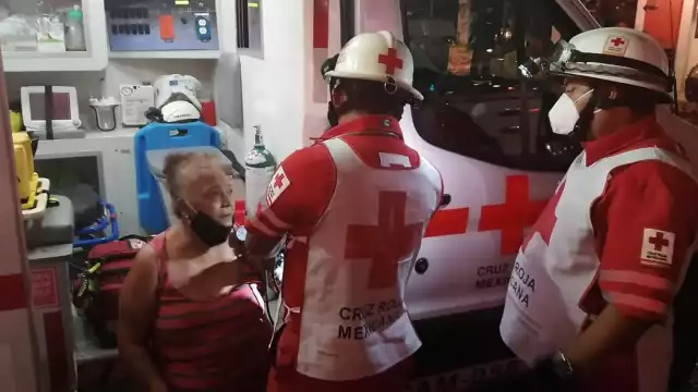 Los paramédicos evaluaron a los afectados por el accidente Foto: Emmanuel Sansores