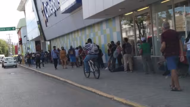 Cancunenses se aglomeran en módulos de pruebas COVID-19 en una plaza
