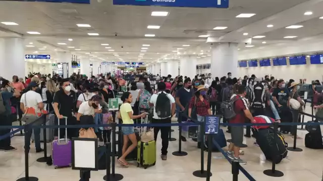 Los clientes de dicha empresa manifestaron que se forman para poder liberar este paso y acceder a la sala de espera