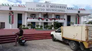 El encargado de despacho de la Presidencia Municipal de Isla Mujeres dio lectura la tercer informe de Juan Carrillo a puerta cerrada