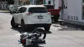 Paramédicos brindaron atención al motociclista que presentó una herida en el rostro