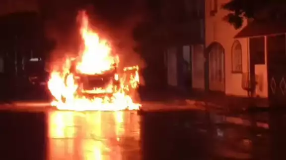 Elementos del Heroico Cuerpo de Bomberos, lograron controlar y sofocar en su totalidad el fuego Elementos del Heroico Cuerpo de Bomberos, lograron controlar y sofocar en su totalidad el fuego