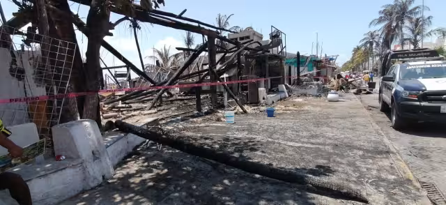 El incendio abarcó 10 locales entre restaurantes y tiendas de artesanías