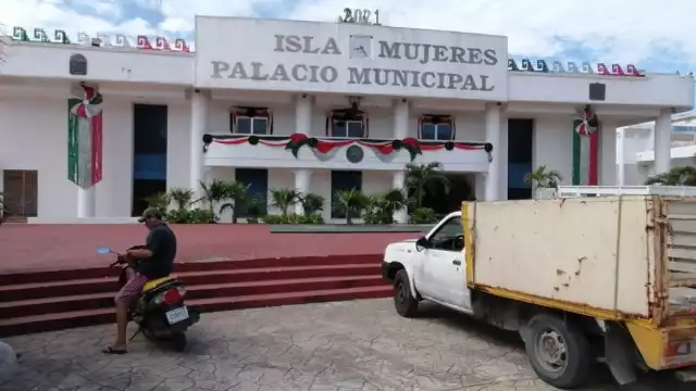 El encargado de despacho de la Presidencia Municipal de Isla Mujeres dio lectura la tercer informe de Juan Carrillo a puerta cerrada