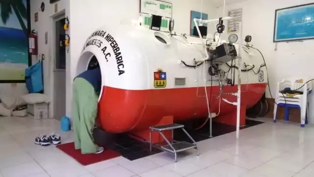 Los compañeros del buzo lo llevaron a la cámara hiperbárica en Isla Mujeres para lograr estabilizarlo tras sentirse mal