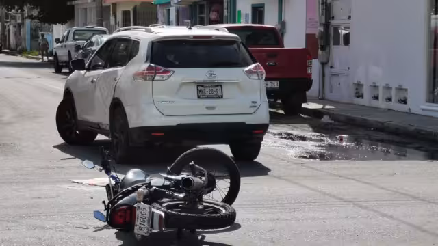 Paramédicos brindaron atención al motociclista que presentó una herida en el rostro
