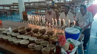 Habitantes y miembros del supremo maya celebran a la Santa Cruz en Lázaro Cárdenas